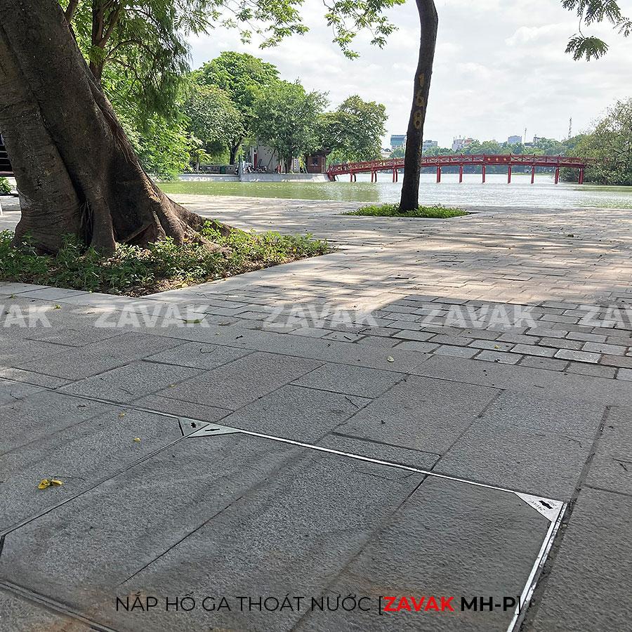 Nắp hố ga thoát nước Mh-p50 8 Khung inox Nắp hố ga thoát nước mưa Zavak MH-P lát gạch vỉa hè bờ hồ Hà nội